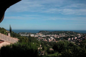APPARTEMENT REZ DE JARDIN DANS VILLA VUE MER